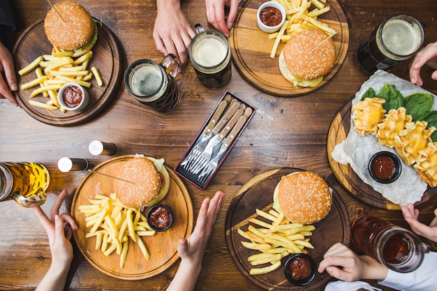 レストランでのハンバーガーのトップビュー