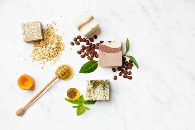 Vista dall'alto di saponette fatte a mano con ingredienti naturali: miele, caffè e fiocchi d'avena. saponi fatti in casa.