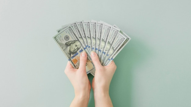 Photo top view of hands holding money