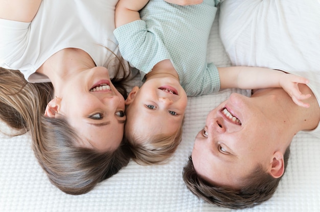 Photo top view happy family with kid