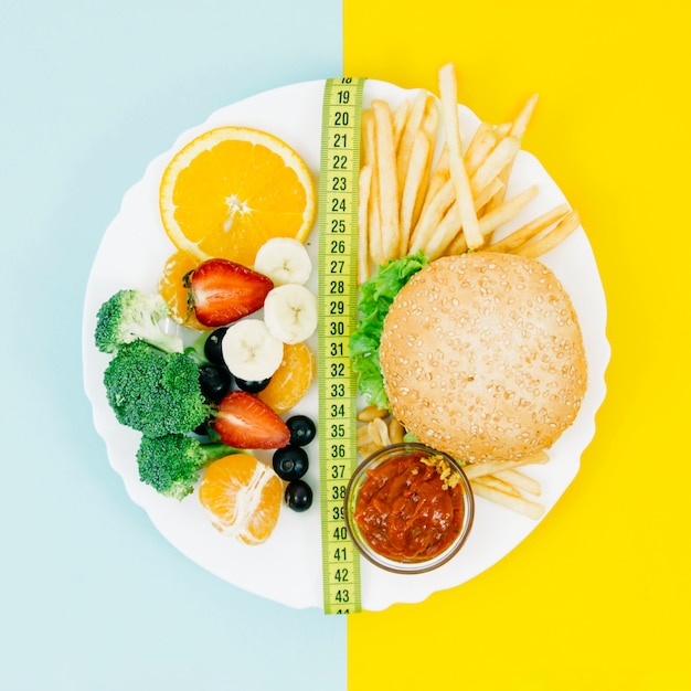 Foto vista dall'alto cibo sano vs cibo malsano