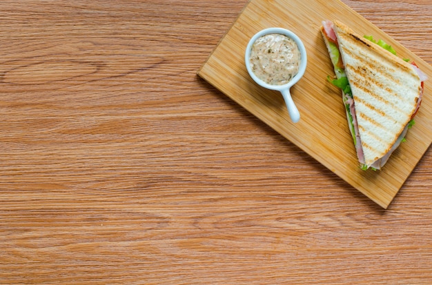 Vista superiore del toast sano del panino su un fondo di legno