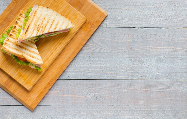 Photo top view of healthy sandwich toast on a wooden background