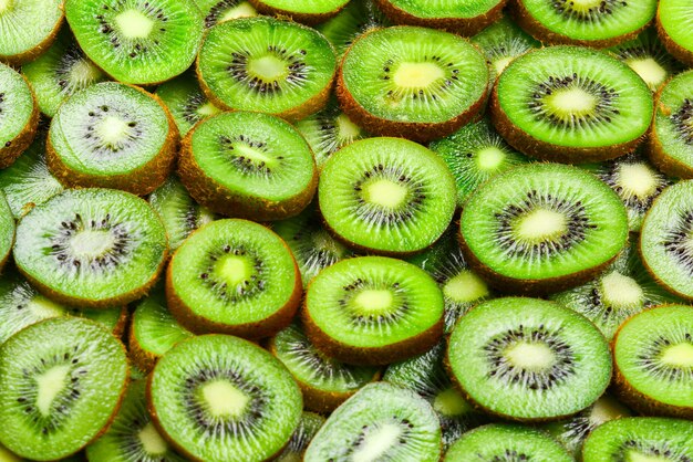 Photo top view of heap of sliced kiwi as textured surface