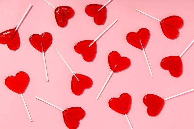 Photo top view over heart shaped lollipops