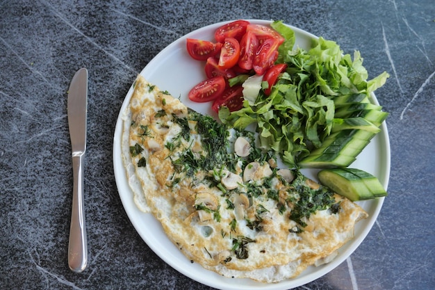 Photo top view of herb egg omelette on table