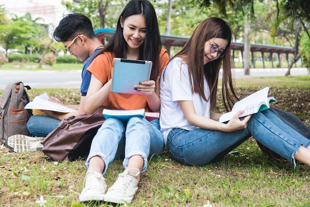 男子学生と女子学生のトップビューハイアングルグループは、本を読んでいる間、教育のコンセプトです