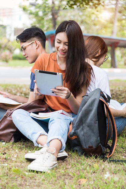 男子学生と女子学生のトップビューハイアングルグループは、本を読んでいる間、教育のコンセプトです