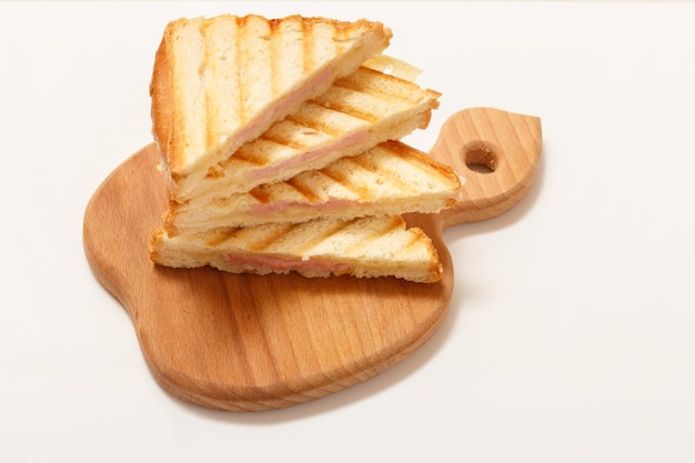 Вид сверху на домашние бутерброды с сыром на гриле на завтрак