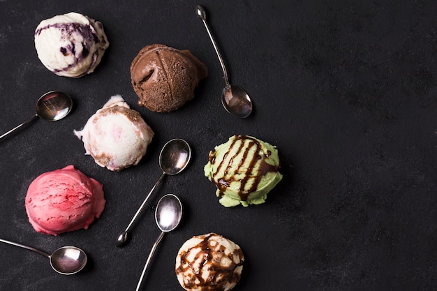 Foto vista dall'alto gelato artigianale con diversi condimenti