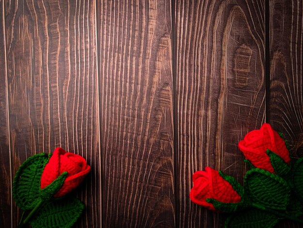 나무 배경에 복사 및 텍스트 공간이 있는 상위 뷰 홈메이드 붉은 꽃