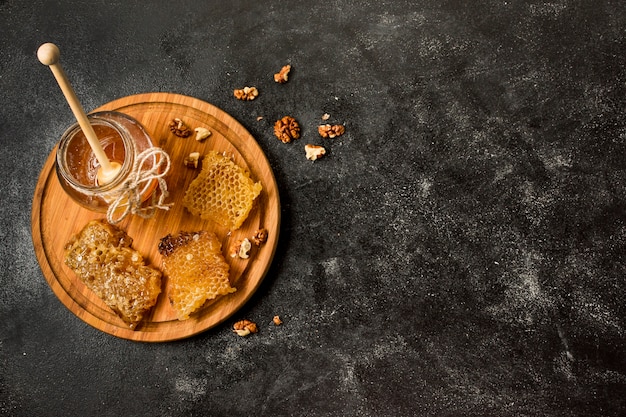 Photo top view honeycombs with honey jar