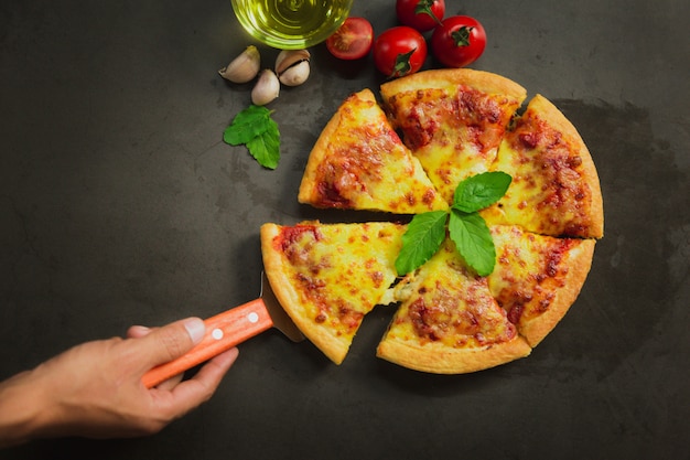 Vista superiore del formaggio caldo della pizza, formaggio saporito della pizza su fondo nero.