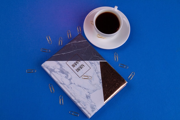 Дневник hppy вид сверху с чашкой кофе.