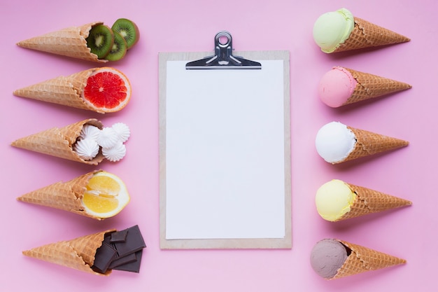 Photo top view of ice cream cones with clipboard