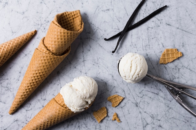 Photo top view ice cream cones with vanilla gelato