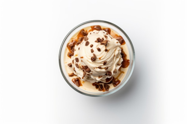 白い背景にガラスのボウルにチョコレートとナッツを入れたアイスクリームの上面図