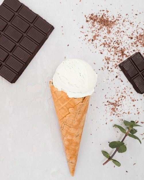 Фото Вид сверху мороженое с шоколадом
