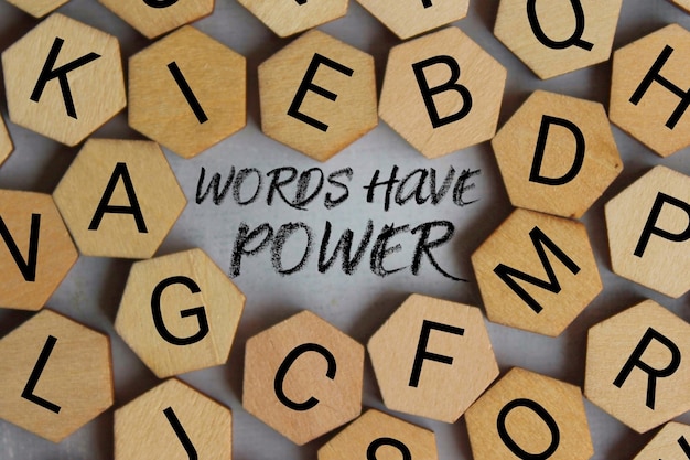 Фото Изображение сверху деревянных плиток с алфавитами и текстом words have power