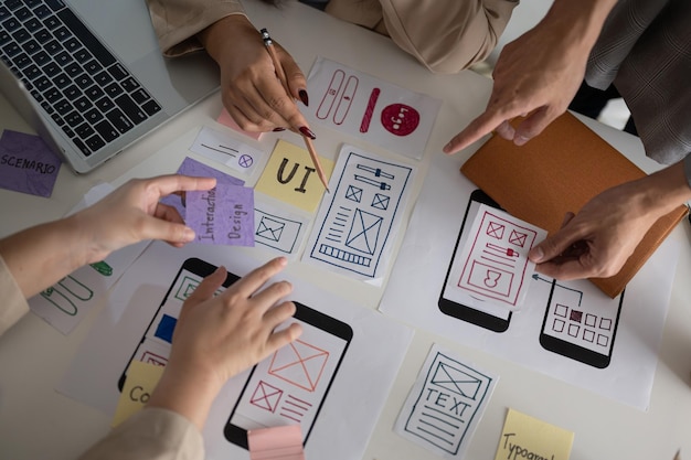 Foto immagine vista dall'alto di un team di designer grafici ux ui che vota un prototipo perfetto durante la riunione