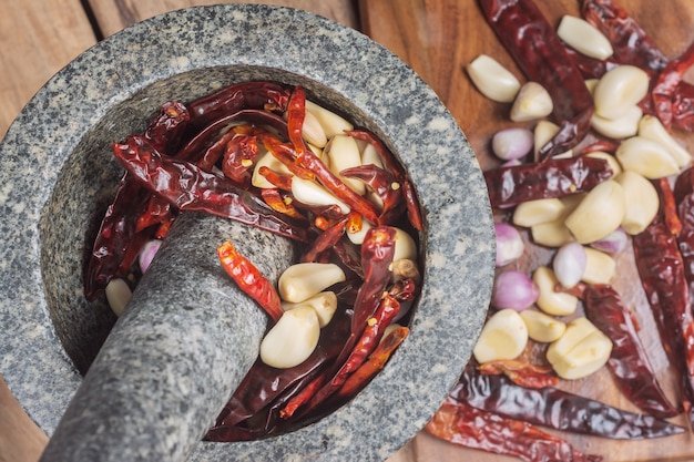 Foto vista dall'alto di ingredienti per fare la pasta di peperoncino