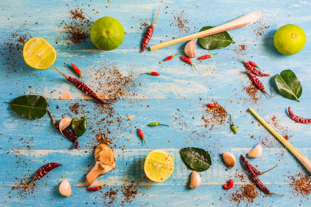 Vista dall'alto, ingredienti [tomyam] su un tavolo di legno all'interno della cucina