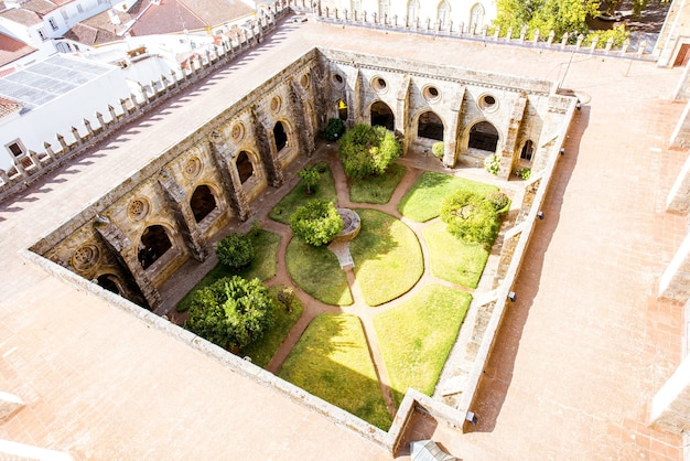 Вид сверху на внутренний двор главного собора в городе Эвора в Португалии