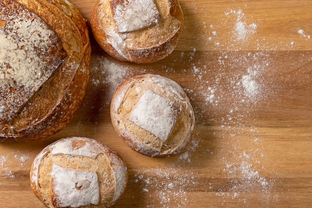 木製の背景に自然発酵で作ったイタリアのパンのトップ ビュー