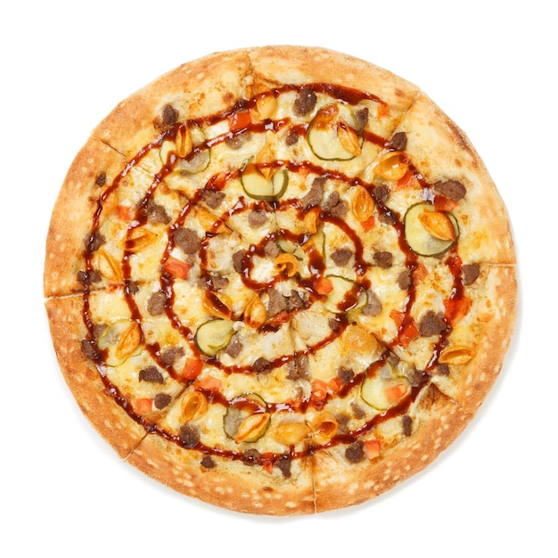 Вид сверху на итальянскую пиццу с макаронами, говядиной, маринованными огурцами и соусом на белом фоне