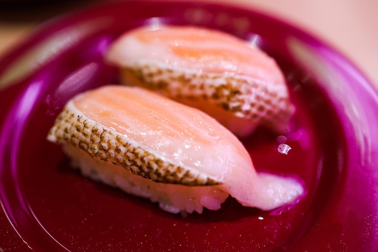Photo top view of japanese fresh salmon sushi with japanese rice in red plate focus selective