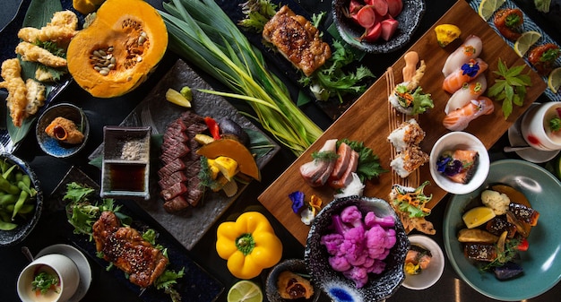 Вид сверху японские суши кайсэки изысканный обеденный набор на деревянной доске с овощами