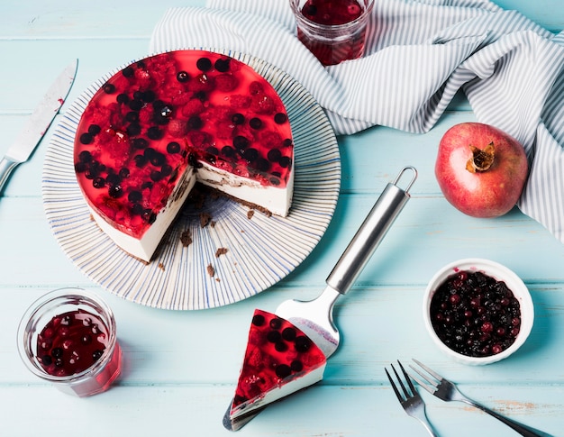 Photo top view jelly cake on wooden background