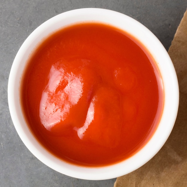 Photo top view of ketchup sauce in bowl