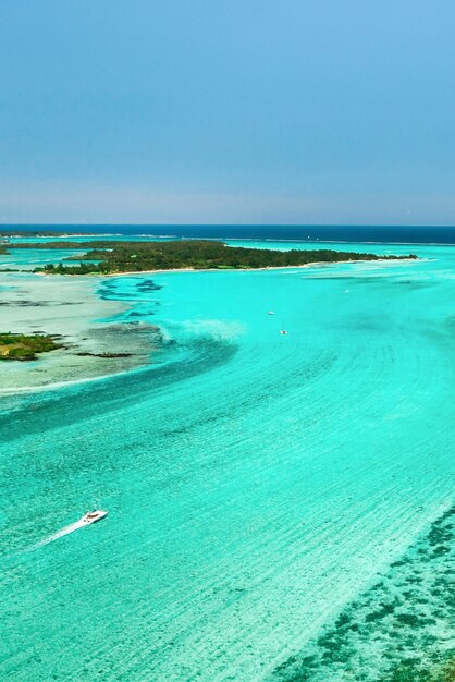 Vista dall'alto della laguna e della barriera corallina di mauritius nell'oceano indiano.