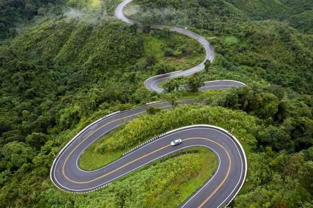 タイの北の山頂と田舎のジャングル・ブッシュ・フォレストの雲のマウンテン・レイヤーのモーニング・ミストの風景