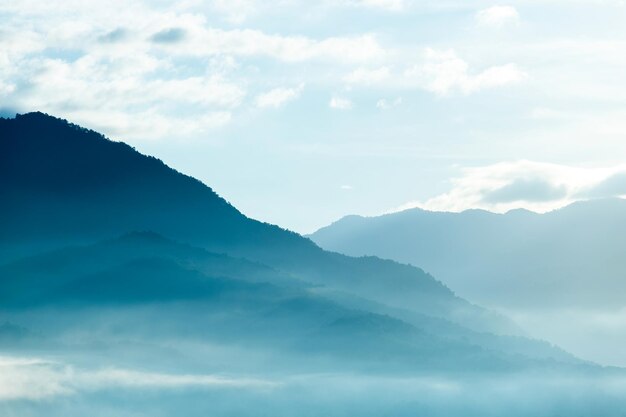 上面図タイ北部の山の層と朝の霧の風景