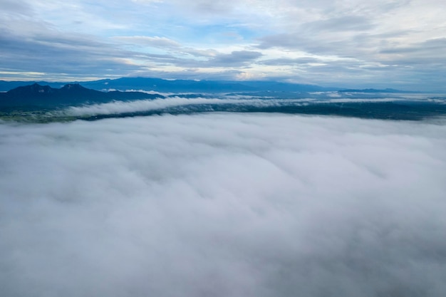 Vista dall'alto paesaggio di nebbia mattutina con strato di montagna a nord della thailandia