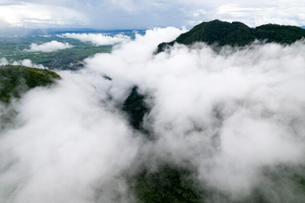 山の層と朝の霧の景色を上から眺める