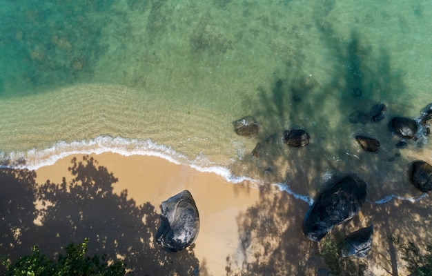 Фото Вид сверху на красивое тропическое море в летнем сезоне с аэрофотоснимка