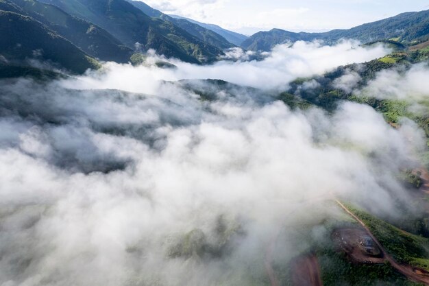 Top view Landschap van Morning Mist met berglaag in het noorden van Thailand bergkam en wolken in landelijk jungle bush bos