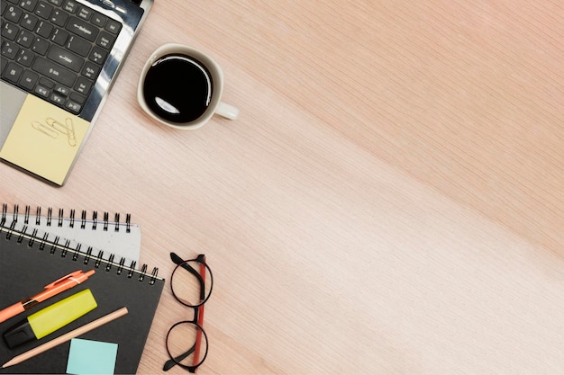 Caffè per laptop con vista dall'alto e accessori sul tavolo con spazio per la copia