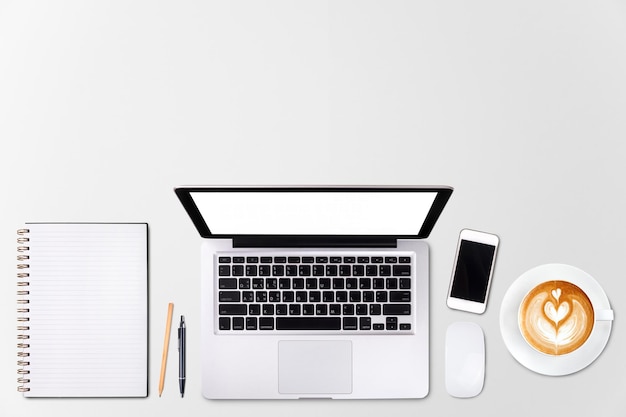 Вид сверху портативный компьютер или ноутбук, мобильный телефон и чашка кофе латте-арт на деревянном столе, макет бизнес-шаблона для добавления текстаxD
