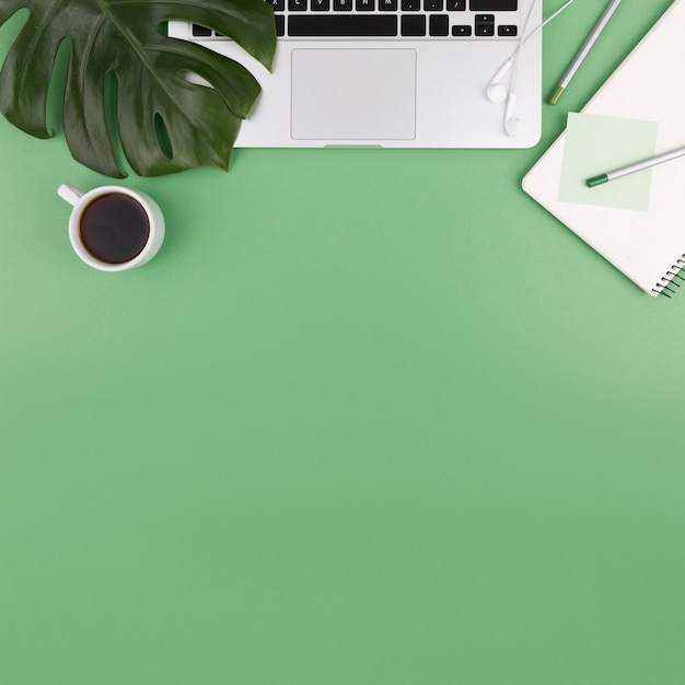 Photo top view of laptop with coffee and plant