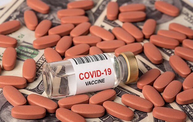 Foto vista dall'alto di un gran numero di pillole marroni con vaccino contro il coronavirus