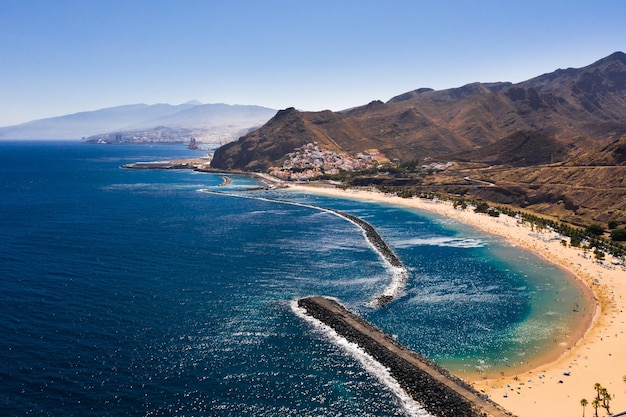 Vista dall'alto della spiaggia di las teresitas con sabbia gialla vicino alla città di santa cruz de tenerife isole canarie