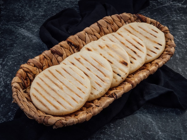 Photo top view of latin american arepas on a dark background