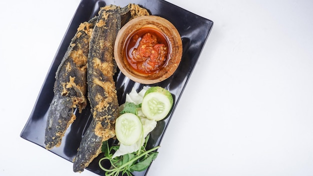 Photo top view lele goreng or fried catfish is traditional indonesian culinary food catfish and chilli tomato paste popular street food called pecel lele lamongan