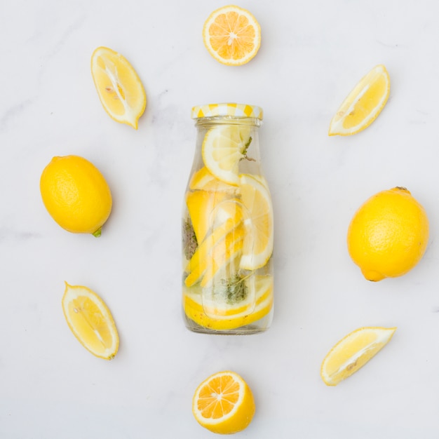 Photo top view lemonade surrounded by lemons