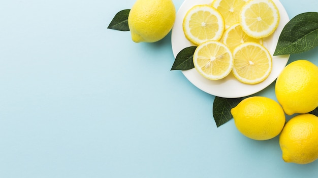 Vista dall'alto di limoni con spazio di copia