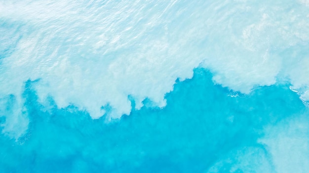 Foto vista dall'alto dell'acqua blu chiaro con sabbia bianca